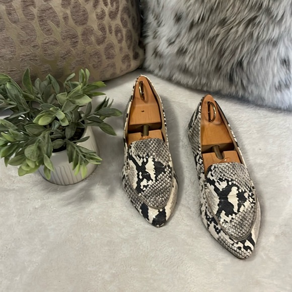 Express Faux Leather Snakeprint Pointy Flat Loafers Sz 7 - Picture 1 of 10